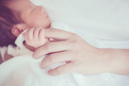 赤ちゃんと母の手